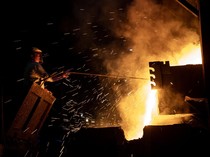 Pernah Lihat Proses Peleburan Timah? Seperti Ini Nih