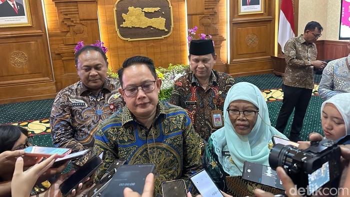 Pj Gubernur Jatim Adhy Karyono usai menyerahkan SK Plt Bupati Situbondo kepada Khoirani