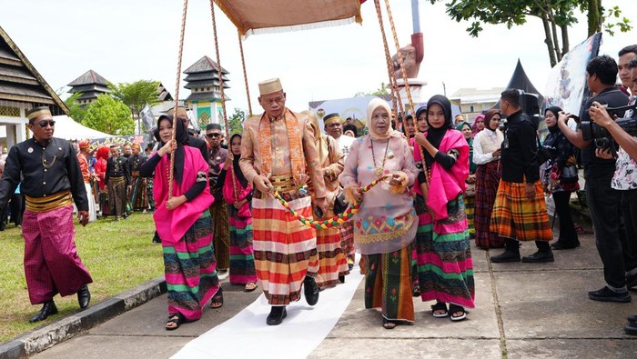 Pj Gubernur Sulsel Fadjry Djufry saat menghadiri Hari Perlawanan Rakyat Luwu dan Hari Jadi Luwu di Palopo.