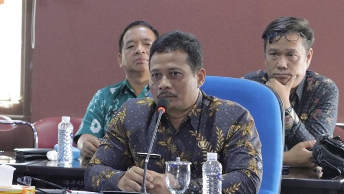Pj Sekda Babel Fery Afriyanto ketika mengikuti rapat bersama
