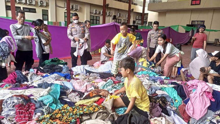 Polisi menyalurkan bantuan pakaian kepada korban kebakaran di Kemayoran Gempol