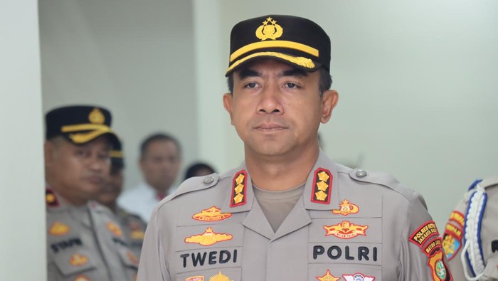 Polres Metro Jakarta Barat menggelar serah terima jabatan kasatreskrim hingga kapolsek Tambora. Upacara serah terima jabatan dipimpin langsung oleh Kapolres Metro Jakarta Barat Kombes Twedi Aditya Bennyahdi.