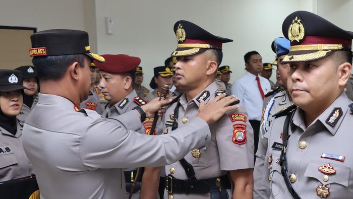 Polres Metro Jakarta Barat menggelar serah terima jabatan kasatreskrim hingga kapolsek Tambora. Upacara serah terima jabatan dipimpin langsung oleh Kapolres Metro Jakarta Barat Kombes Twedi Aditya Bennyahdi.