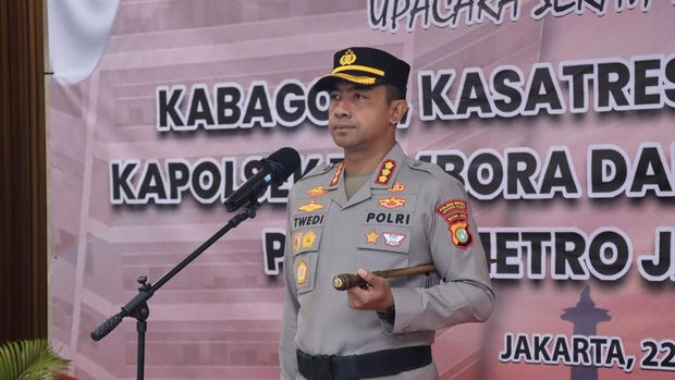 Polres Metro Jakarta Barat menggelar serah terima jabatan kasatreskrim hingga kapolsek Tambora. Upacara serah terima jabatan dipimpin langsung oleh Kapolres Metro Jakarta Barat Kombes Twedi Aditya Bennyahdi.