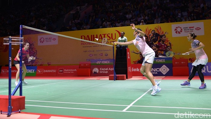 Febriana Dwipuji Kusuma/Amallia Cahaya Pratiwi melaju ke perempat final ganda putri Indonesia Masters 2025 usai mengalahkan Paulina Hankiewicz/Kornelia Marczak di babak 16 besar dengan skor 21-8, 21-8 dalam waktu 31 menit. Bertanding di Istora Senayan, Kamis (23/1/2025)