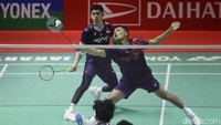 Namun Fajar/Rian mampu mengatasi tekanan lawan dan merebut empat poin beruntun untuk menjauh 20-15. Low/Ng sempat menambah poin, namun Fajar/Rian segera mengamankan kemenangan 21-16.  
