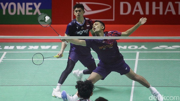 Pebulu tangkis ganda putra Indonesia Fajar Alfian dan Muhammad Rian Ardianto melawan ganda putra Malaysia Low Heng Yee dan Ng Eng Cheong pada babak 16 besar Daihatsu Indonesia Masters 2025 di Istora Senayan, Jakarta, Kamis (23/1/2025). Fajar/Rian melaju ke babak 8 besar usai menang dalam rubber gim dengan skor 16-21, 21-7 dan 21-16.
