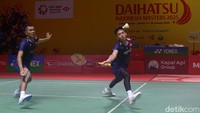 Pada gim penentuan, duel makin sengit. Fajar/Rian memimpin hingga 5-3, lalu 7-5 dan akhirnya menutup interval dengan keunggulan 11-7. Mereka sempat menjauh hingga 14-8 pasca jeda, namun Low/Ng mampu mengejar hingga 15-16. 