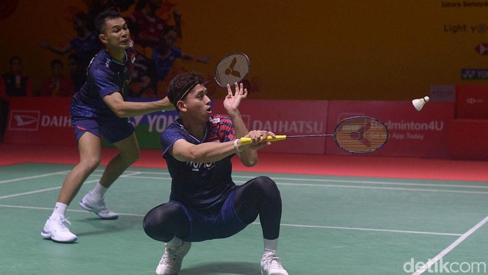 Pebulu tangkis ganda putra Indonesia Fajar Alfian dan Muhammad Rian Ardianto melawan ganda putra Malaysia Low Heng Yee dan Ng Eng Cheong pada babak 16 besar Daihatsu Indonesia Masters 2025 di Istora Senayan, Jakarta, Kamis (23/1/2025). Fajar/Rian melaju ke babak 8 besar usai menang dalam rubber gim dengan skor 16-21, 21-7 dan 21-16.