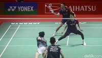 Bertanding di court 2 Istora Senayan, Kamis (23/1), duel sengit terjadi di awal gim pertama. Fajar/Rian unggul hingga 8-6, namun Low/Ng menyalip hingga 9-8. Fajar/Rian sempat kembali memimpin 10-9, namun Low/Ng merebut dua poin untuk unggul 11-10 saat interval.