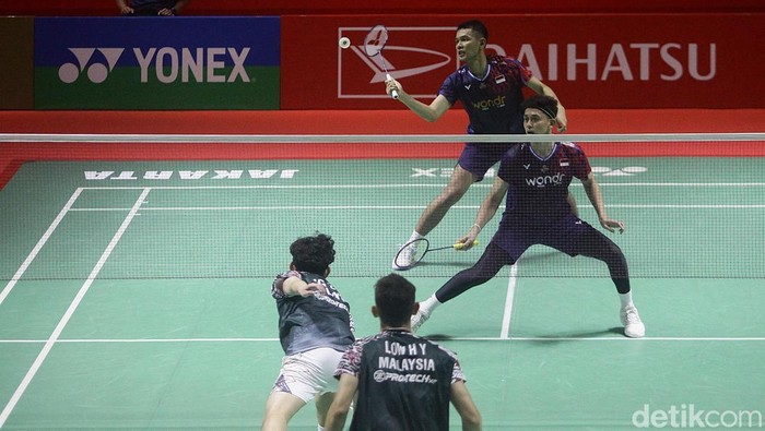 Potret Fajar/Rian Melaju ke 8 Besar Indonesia Masters 2025 Pebulu tangkis ganda putra Indonesia Fajar Alfian dan Muhammad Rian Ardianto melawan ganda putra Malaysia Low Heng Yee dan Ng Eng Cheong pada babak 16 besar Daihatsu Indonesia Masters 2025 di Istora Senayan, Jakarta, Kamis (23/1/2025). Fajar/Rian melaju ke babak 8 besar usai menang dalam rubber gim dengan skor 16-21, 21-7 dan 21-16.