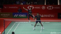 Sempat bergantian meraih poin hingga 3-3, Fajar/Rian lalu merebut tujuh poin beruntun untuk unggul 10-3 dan memimpin 11-4 saat interval. Usai jeda, FajRi semakin menjauh hingga 18-5 dan akhirnya mengunci gim kedua dengan skor 21-7. 
