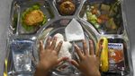 Potret Makan Bergizi Gratis di Kapal Perang RI