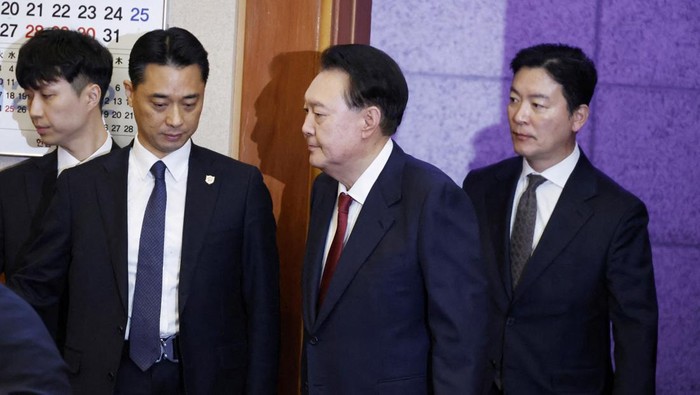 Presiden Korea Selatan Yoon Suk Yeol Kembali Menjalani Sidang Pemakzulan South Koreaβs impeached President Yoon Suk Yeol arrives to attend the fourth hearing of his impeachment trial over his short-lived imposition of martial law at the Constitutional Court in Seoul, South Korea, 23 January 2025. JEON HEON-KYUN/Pool via REUTERS