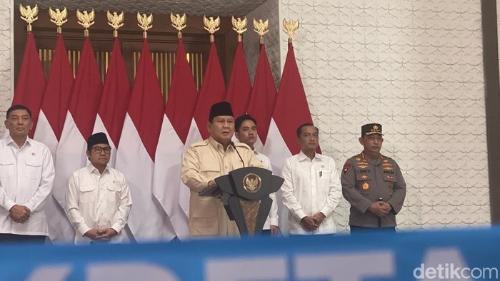 Presiden Prabowo Subianto memberikan keterangan pers di Lanud Halim Perdanakusuma sebelum bertolak ke India.