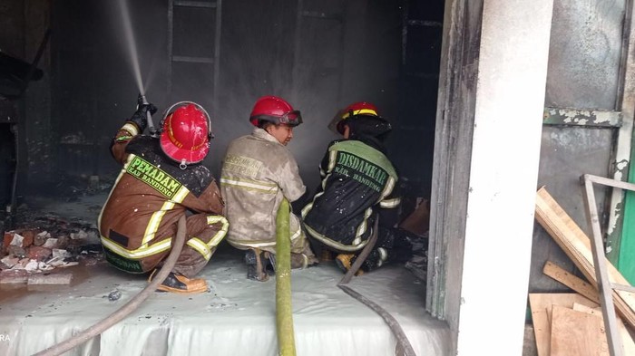 Proses pemadaman kebakaran toko bangunan
