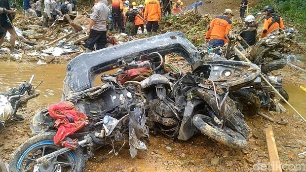 Proses pencarian korban hilang longsor Petungkriyono, Pekalongan, Kamis (23/1/2025). Ditemukan satu mobil dan enam sepeda motor.