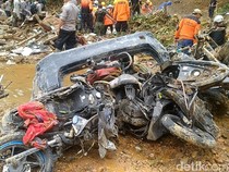 Penampakan Motor-Mobil Tersapu Longsor di Sekitar Rumah Sekdes Petungkriyono