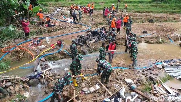 Proses pencarian korban hilang longsor Petungkriyono, Pekalongan, Kamis (23/1/2025). Ditemukan satu mobil dan enam sepeda motor.