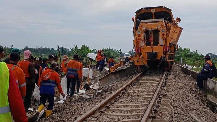 Proses perbaikan rel KA yang tergerus banjir di Grobogan.