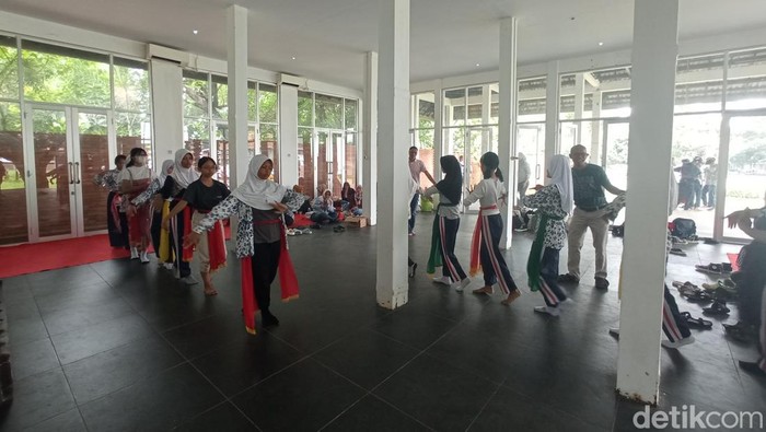 Puluhan siswa-siswi SMP Negeri 1 Kota Cirebon berlatih kesenian wayang uwong khas Cirebon