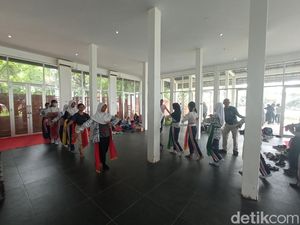 Melihat Keseruan Pelajar Cirebon Berlatih Kesenian Wayang Uwong