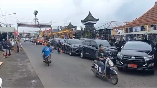 Situasi lalu lintas di depan Pura Ulun Danu Batur, Kintamani, Bangli jelang palebon Palinggih Dane Jro Gede Batur Kawanan (Alitan).