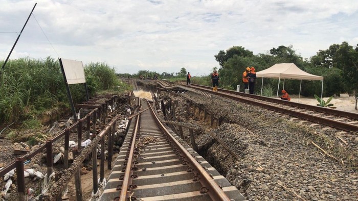 Rel amblas imbas banjir yang terjadi di petak jalan antara Stasiun Gubug dan Stasiun Karangjati, Kabupaten Grobogan, Jawa Tengah. (dok. KAI Daop 1)