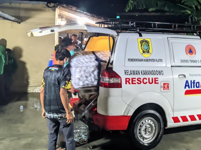 Relawan Rekad dan MDMC membawa pulang jenazah Ngatijo ke Karangdowo, Kabupaten Klaten, Kamis (23/1/2025) dini hari.