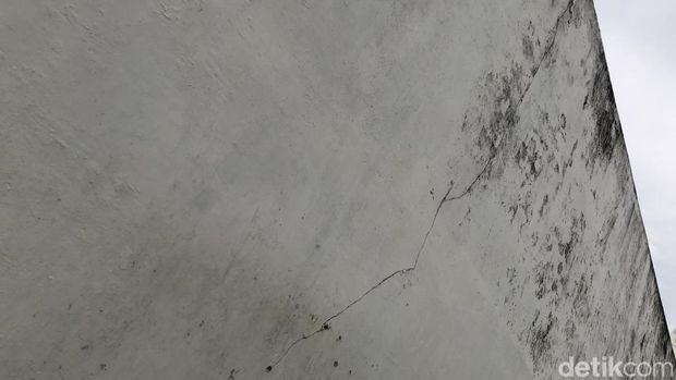 Retakan di bagian Plengkung Gading Jogja, Kamis (23/1/2025).