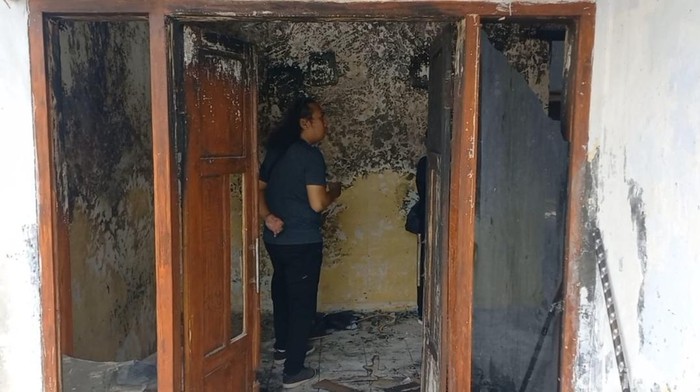 Rumah di Probolinggo yang dibakar oleh istri usai bertengkar dengan suami.