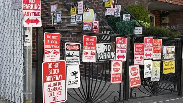 Rumah penuh dengan CCTV dan sticker larangan parkir