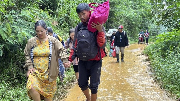 Rumah Warga-Kafe Rata dengan Tanah Akibat Longsor di Pekalongan The wreckage of a car is stuck in the mud at an area affected by a landslide following a flash flood in Pekalongan, Central Java, Indonesia, Wednesday, Jan. 22, 2025. (AP Photo/Janaki DM)