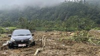 Bencana longsor itu terjadi saat hujan deras melanda Senin (20/1).
