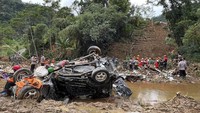 Foto udara sebuah mobil terjebak lumpur saat longsor di Desa Kasimpar di Kecamatan Petungkriyono, Kabupaten Pekalongan, Jawa Tengah, Rabu (22/1/2025).