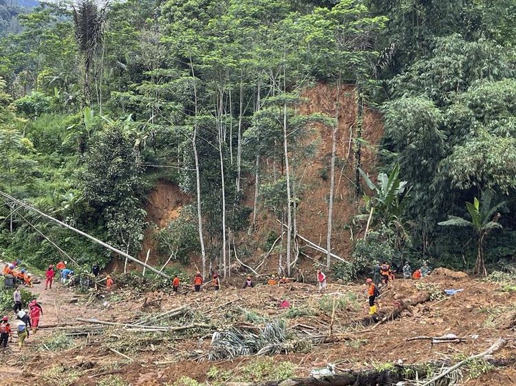 Rumah Warga-Kafe Rata dengan Tanah Akibat Longsor di Pekalongan