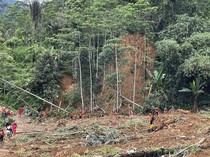Rumah Warga-Kafe Rata dengan Tanah Akibat Longsor di Pekalongan