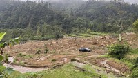 Hanya rumah Sekdes dan kafe Alo yang saat itu jadi tempat berkumpul. Sedangkan rumah pendeta dalam kondisi kosong. Ketiga bangunan itu kini rata dengan tanah.