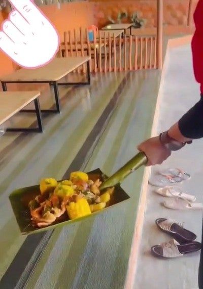 Sajikan Seafood Pakai Sekop, Warung Makan Ini Dikritik