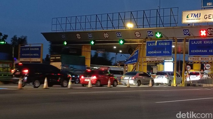 Salah satu rambu di pinto tol Banyumanik nampak penyok usai dihantam truk tronton, Kamis (23/1/2025).