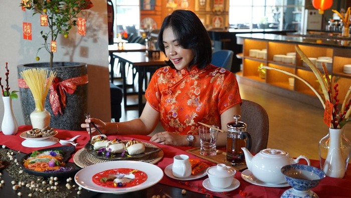 Salah satu restoran hotel dengan nuansa China menyambut Imlek di Surabaya.