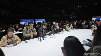Awak media antusias hands-on Galaxy S25 series. Foto: Aisyah Kamaliah/detikINET