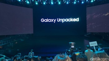 Para jurnalis dan partner Samsung mengabadikan momen keseruan sebelum Galaxy Unpacked dimulai. Foto: Aisyah Kamaliah/detikINET