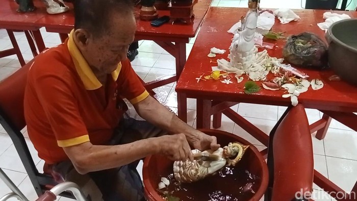 Satu minggu jelang Imlek 2025, Kelenteng Dewi Kwan Im mandikan ratusan patung dewa dewi.