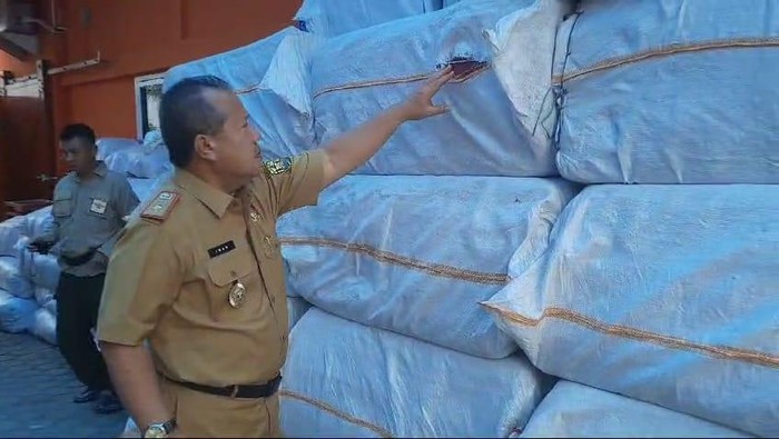 Sekertaris Kota Bandar Lampung Iwan Gunawan mengecek bantuan yang akan disalurkan ke korban banjir