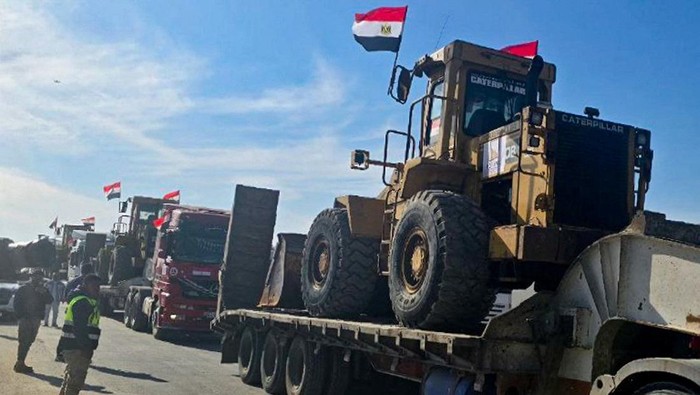 Selain Makanan dan BBM, Truk Bantuan Juga Angkut Alat Berat untuk Gaza Trucks transport heavy machinery to the Gaza Strip, following a ceasefire between Israel and Hamas, in Rafah, Egypt, January 21, 2025. REUTERS/Stringer