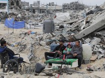 Senyum Warga Gaza di Reruntuhan Bangunan