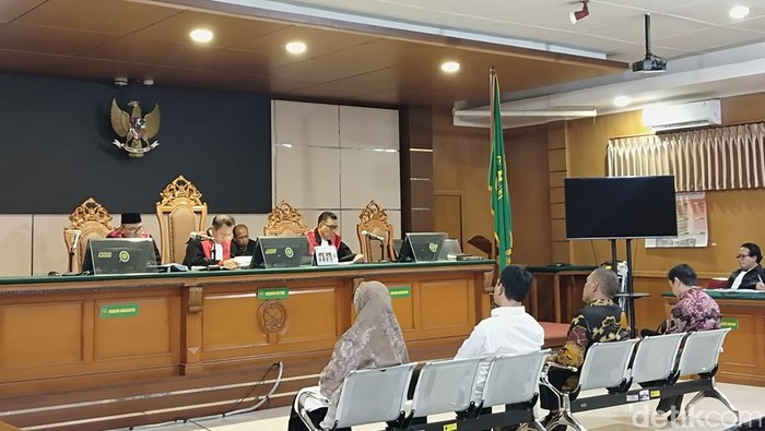 Sidang putusan Irfan Nur Alam cs. Irfan bersama tiga terdakwa lain dinyatakan bersalah dalam kasus bangun guna serah Pasar Sindang Kasih, Cigasong, Majalengka.