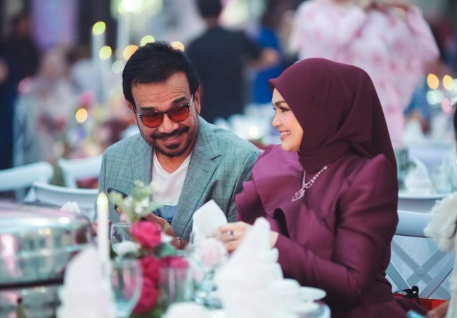 Suami Siti, Khalid Mohamad Jiwa, tampak setia menemani istrinya di perayaan ulang tahunnya tersebut. Khalid tampil bergaya casual dengan memadukan kaos putih dan blazer kotak-kotak. Ia juga melengkapi penampilannya dengan sebuah sunglasses. Foto: Instagram/@ctdk
