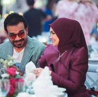 Suami Siti, Khalid Mohamad Jiwa, tampak setia menemani istrinya di perayaan ulang tahunnya tersebut. Khalid tampil bergaya casual dengan memadukan kaos putih dan blazer kotak-kotak. Ia juga melengkapi penampilannya dengan sebuah sunglasses. Foto: Instagram/@ctdk